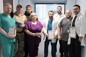 Защитники в белых халатах. Сотрудников Сургутской травмбольницы наградили за работу в зоне проведения СВО