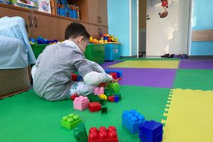 Цветное настроение! В Травмбольнице продолжается обустройство игровой комнаты детского отделения 