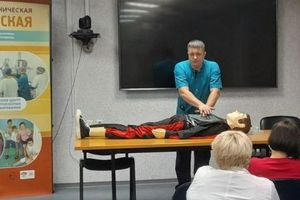 Средний медперсонал Сургутской травмбольницы учит волонтёров от «Единой России» ухаживать за пациентами и оказывать первую помощь