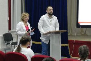 Весело, но небезопасно. Перед каникулами травматологи рассказали школьникам о рисках и последствиях зимних забав