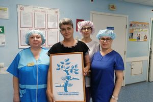 «Бисер – моё средство реабилитации». Пациентка с деформированными руками вышила для Сургутской травмбольницы картину с логотипом клиники