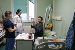 Объясняем на пальцах. Специалистом по сурдокоммуникации пополнился коллектив  Сургутской травмбольницы