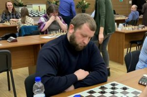 Врач Сургутской травмбольницы признан лучшим игроком в шашки среди медиков Югры