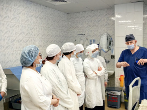 Увидеть "большую медицину" по счастливому билету. Студенты-медики познакомились с сестринскими специальностями в травмбольнице