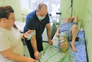 При участии пациентов и медперсонала травмбольницы сургутские волонтёры разрабатывают одежду для военных госпиталей