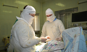Хирурги Сургутской травмбольницы одновременно спасали двух пациентов с ножевыми ранениями