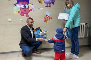 Улыбки и подарки! В Травмбольнице пополняются «Коробки храбрости»
