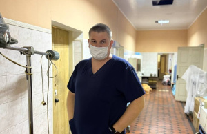 Всемирный День анестезиолога-реаниматолога врач Сургутской травмбольницы встречает в Макеевке