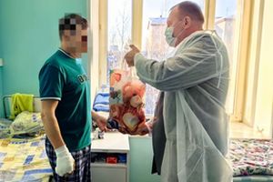 Бойцы СВО принимают поздравления и подарки в палатах Сургутской травмбольницы