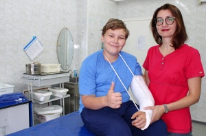 Микрохирурги Травмбольницы Сургута провели ребенку сложнейшую реконструктивную операцию на сосудах и нервах плеча
