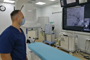 В Сургутской травмбольнице наращивают объемы и качество высокотехнологичной нейрососудистой помощи