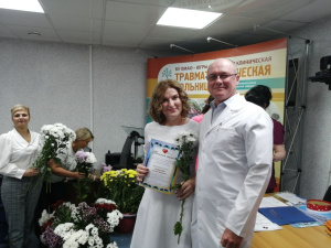 Около двухсот сотрудников Сургутской травмбольницы накануне Дня медицинского работника получили награды, благодарности и звания