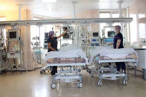 В Сургутскую травмбольницу поступили новые функциональные кровати. Ими оснастят реанимационные отделения