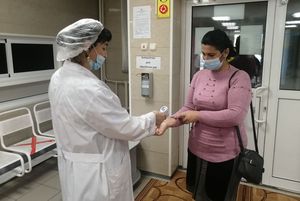 Держим противоинфекционную оборону. В Сургутской травмбольнице профилактика COVID-19 и гриппа - на постоянном контроле главного врача 