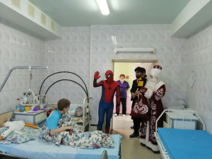 Пациенты детских отделений травмбольницы принимают новогодние подарки и поздравления