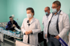 Губернатор Югры Наталья Комарова встретилась с участниками СВО в Сургутской травмбольнице