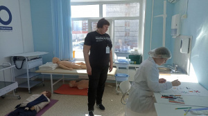 Медсёстры Сургутской травмбольницы в качестве индустриальных экспертов оценивают участников престижного чемпионата «Профессионалы-2023»