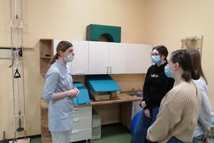 Трудно, но интересно. Будущие специалисты по адаптивной физкультуре познакомились с реабилитационной службой Сургутской травмбольницы