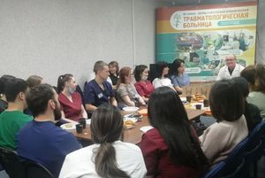 Чаепитие с главным врачом. Молодых специалистов Сургутской травмбольницы тепло поздравили с началом трудовой карьеры