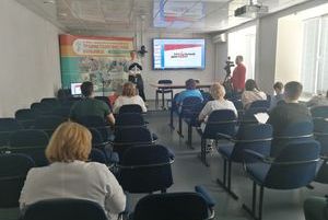 Ждем оценок. Сотрудники и пациенты Сургутской травматологической больницы вместе со всей страной написали Тотальный диктант