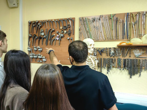 Безвозмездно и взаимовыгодно. Сургутская травмбольница заключила соглашения о сотрудничестве со школами, где организованы медицинские классы