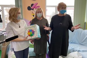 На крыльях добра! Представители Общественной палаты Югры передали подарки для детского отделения Травмбольницы Сургута