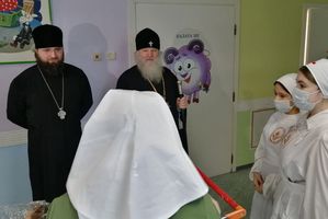 Митрополит Ханты-Мансийский и Сургутский Павел поздравил с Рождеством пациентов Сургутской травмбольницы
