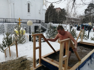 С соблюдением дистанции и православных традиций. Храм при Сургутской травмбольнице весь день принимает желающих окунуться в крещенской купели