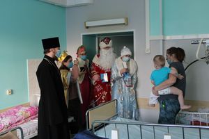 Прихожане и священнослужители храма святителя Луки поздравили пациентов детских отделений травмбольницы с Рождеством
