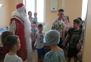 Волшебство с доставкой в палату. Лучший в мире Дед Мороз навестил юных пациентов Сургутской травмбольницы  