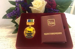 «За заслуги перед Сургутом»! Врача Травматологической больницы Сургута Галину Семенькову наградили почетным знаком