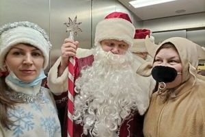 Наведались в каждое отделение. Сотрудников Сургутской травмбольницы поздравил Дед Мороз со своей сказочной свитой