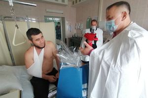 Пациента Сургутской травмбольницы с Днём России поздравили  официальные лица города