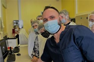 А где скальпели? Об особенностях рентгенохирургической операционной и выполняемых здесь вмешательствах рассказали школьникам во время экскурсии