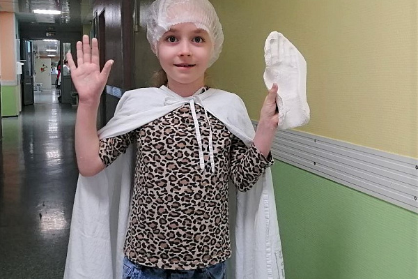 Откачать Гошу и наложить гипс другу. Во время экскурсии в Сургутскую травмбольницу школьники учились оказывать первую помощь