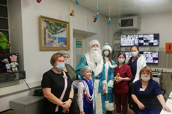 С подарками для настроения и безопасности пришли к пациентам травмбольницы дети из отрядов ЮИД