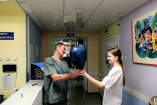 Сердечно-воздушная благодарность. В День врача пациенты детского отделения подарили своим докторам именные шарики