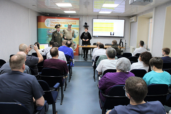 Защитники в белых халатах. Сотрудников Сургутской травмбольницы наградили за работу в зоне проведения СВО