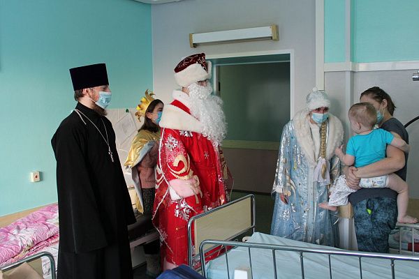 Прихожане и священнослужители храма святителя Луки поздравили пациентов детских отделений травмбольницы с Рождеством