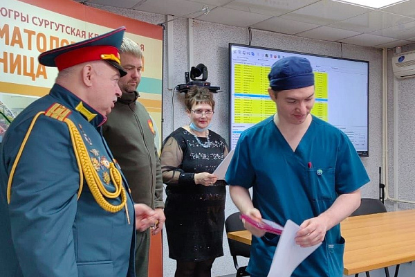 Защитникам и Патриотам! Сотрудники Сургутской травмбольницы награждены медалями общероссийской организации «Офицеры России»