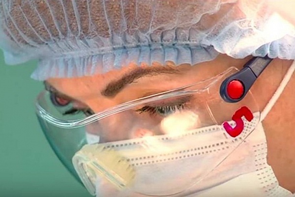 В операционной с врачами работают сестры, чья работа, на первый взгляд, незаметная. Одна из них - Ирина Кичигина. На ее счету - не меньше пяти тысяч вмешательств…