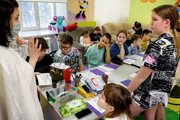 Помогал «Счастливый художник». Маленькие пациенты травмбольницы написали письмо Деду Морозу