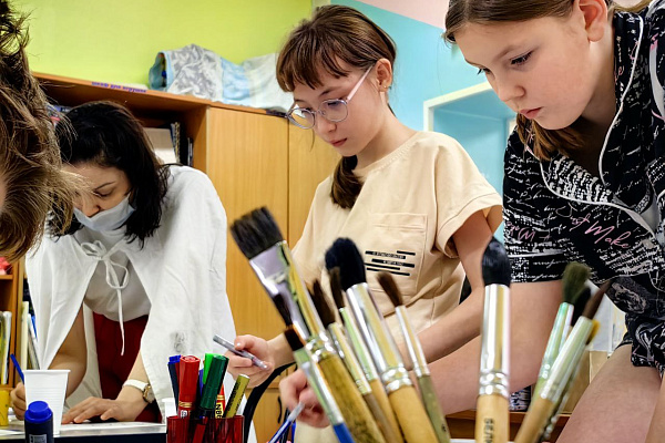 Помогал «Счастливый художник». Маленькие пациенты травмбольницы написали письмо Деду Морозу