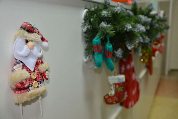 Новогодняя мозаика! В Травмбольнице подвели итоги конкурса на лучшее праздничное оформление подразделений учреждения