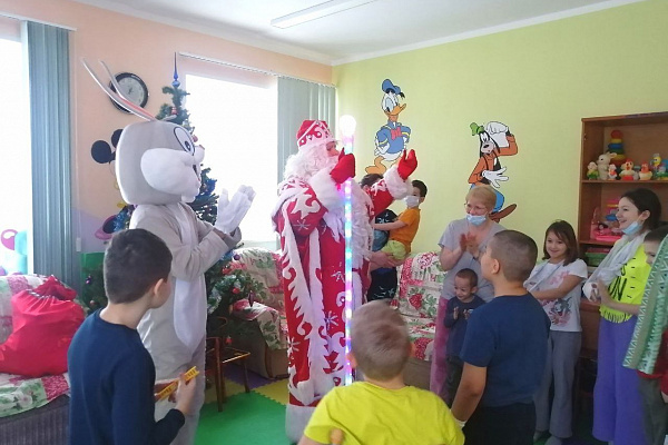 Заглянул в каждую палату.  Дед Мороз навестил детские отделения Сургутской травмбольницы