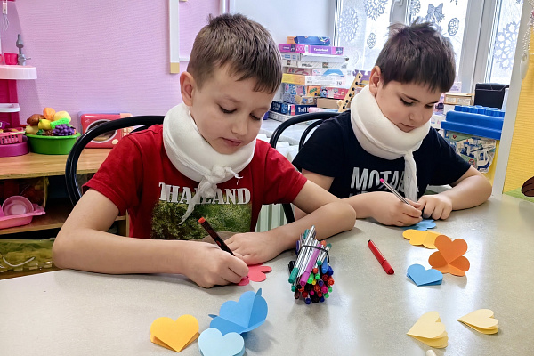 А у нас мастер-класс. В преддверии 23 февраля и 8 Марта пациентов детских отделений травмбольницы научили делать праздничные открытки-трансформеры