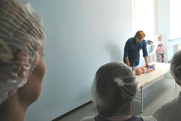 Откачать Гошу и наложить гипс другу. Во время экскурсии в Сургутскую травмбольницу школьники учились оказывать первую помощь