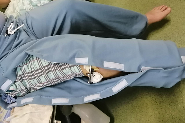 При участии пациентов и медперсонала травмбольницы сургутские волонтёры разрабатывают одежду для военных госпиталей