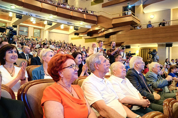 В преддверии Дня медика сотрудники и пациенты Сургутской травмбольницы приняли участие в окружном форуме «Югра. Победившие болезнь»