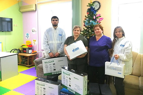 Пациенты детских отделений травмбольницы принимают новогодние подарки и поздравления